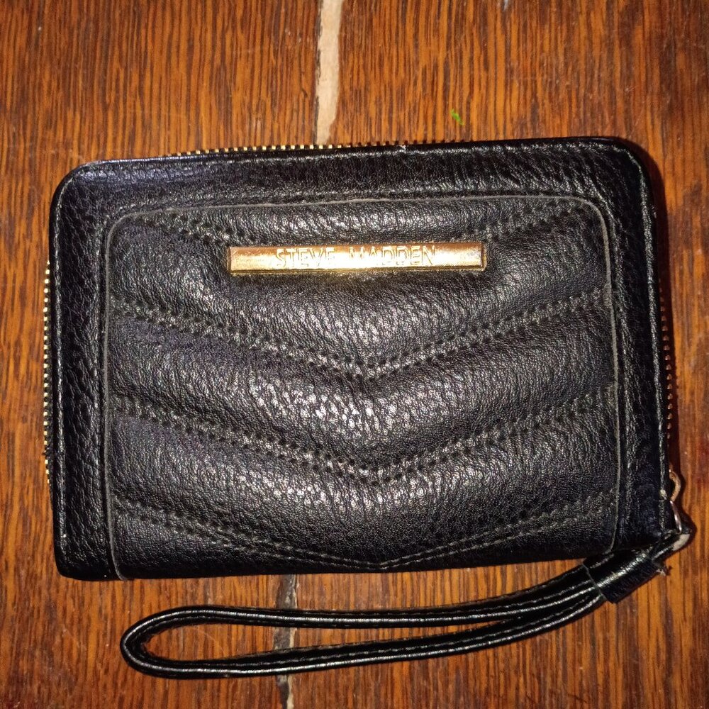 Steve Madden Women's Zip Around Chevron Wallet, Wristlet (Color: black